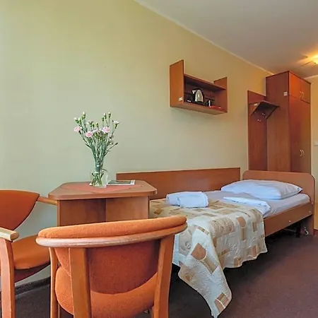 Ow Carbo - W Sasiedztwie Lasu I Jeziora Dąbki