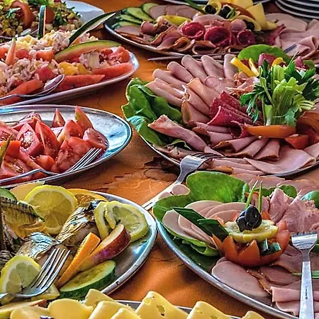 Ow Carbo - W Sasiedztwie Lasu I Jeziora Dąbki
